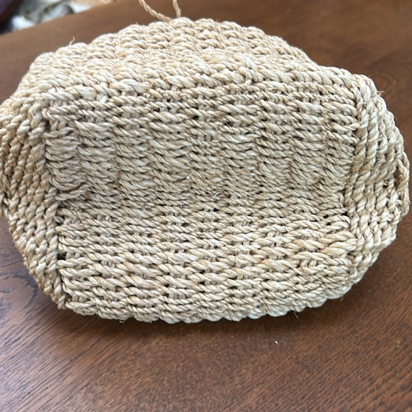 Espirit straw handbag/crossbody purse. Cute  wooden flower closure. Unlined. - Picture 4 of 5